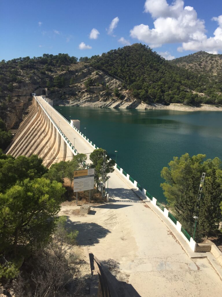 Presa y embalse de Amadorio