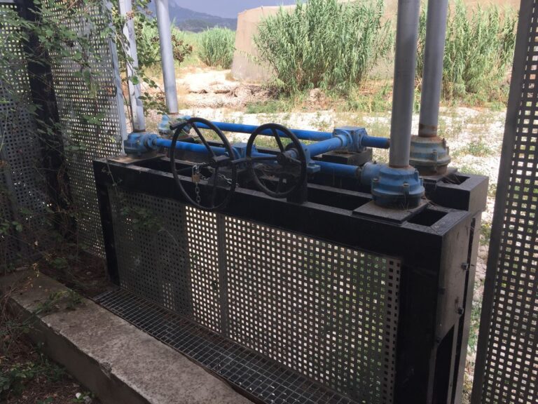 Compuerta de la toma en La Rompuda